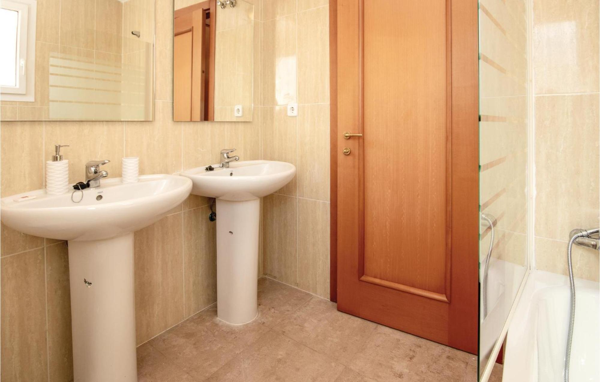 3 Bedroom Amazing Apartment In La Duquesa Castillo de Sabinillas Eksteriør bilde